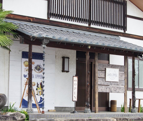 純和風な外観からは想像出来ない、洋風で落ち着きのある店内